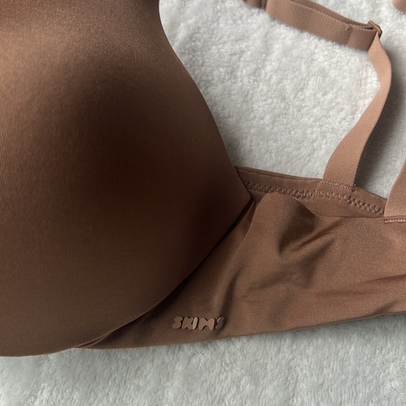SKIMS Wireless Form Push-Up Plunge Bra - Picture 9 of 14